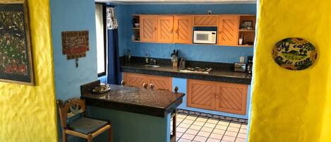 Jääkaappi, mikroaaltouuni, liesi, kahvin-/teenkeitin