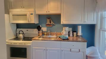 Standard Apartment, Ensuite (Cottage 17 - Pet Friendly) | Private kitchen | Coffee/tea maker