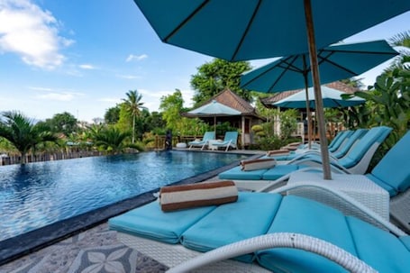 Una piscina al aire libre
