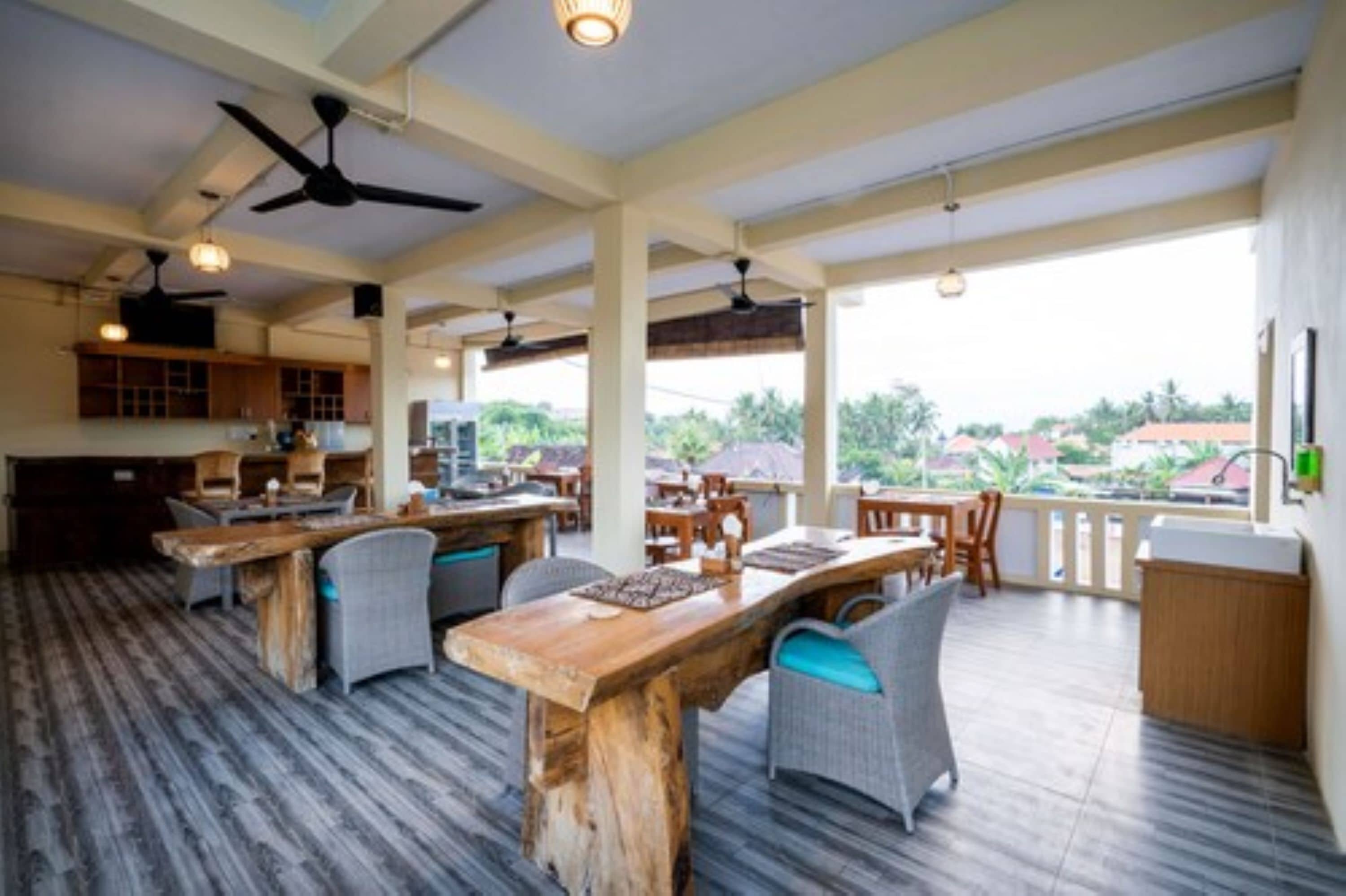 Breakfast, lunch and dinner served