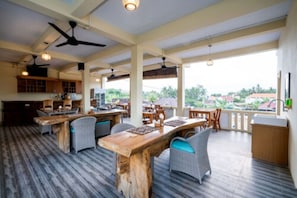 早餐,供應午餐和晚餐