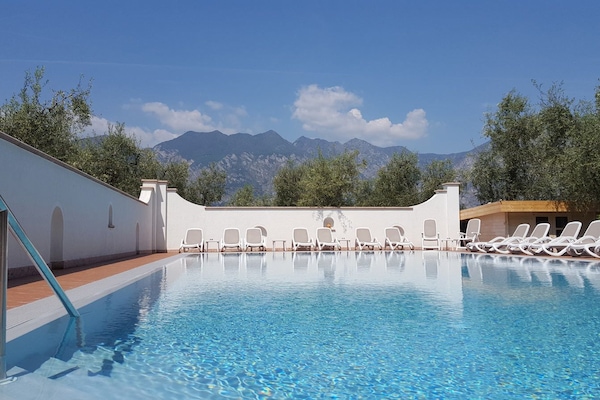 Utendørsbasseng og solsenger