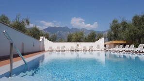 Outdoor pool, open 8:00 AM to 8:00 PM, pool loungers - Residence Alesi (Malcesine)