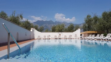 室外游泳池，08:00 至 20:00 开放，日光浴躺椅