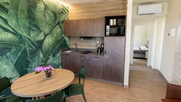 Appartamento Deluxe | Cucina privata | Frigorifero, microonde, piano cottura, bollitore elettrico