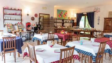 Dagelijks ontbijtbuffet (EUR 13.00 per persoon)