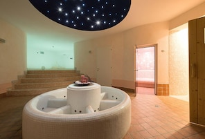 Indoor spa tub