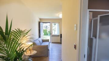 Appartamento Superior | Area soggiorno | Smart TV 42 pollici con canali satellitari