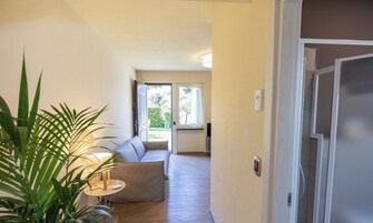 高级公寓 | 起居区 | 42-英寸智能电视（配备卫星频道）