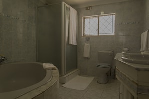 Double or Twin Room | Bathroom