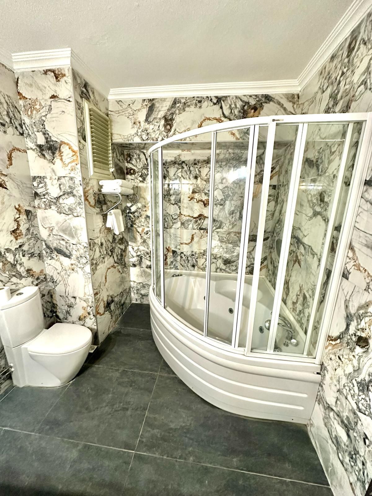 Suite | Bathroom | Shower, free toiletries, hair dryer, slippers