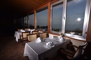 Serveert ontbijt, lunch, diner, internationale gerechten 