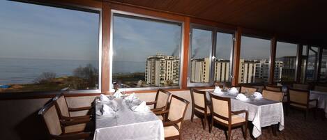 Breakfast, lunch, dinner served; international cuisine