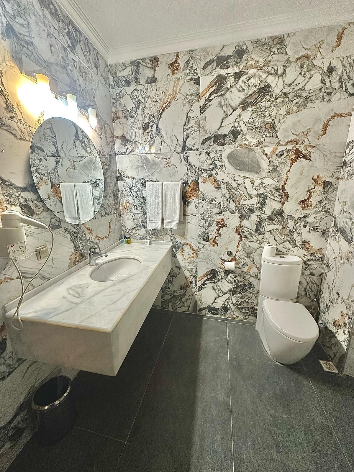 Suite | Bathroom | Shower, free toiletries, hair dryer, slippers