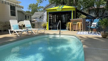 季节性开放的室外游泳池,免费小屋,池畔遮阳伞