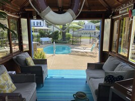 Una piscina al aire libre de temporada, camas de piscina gratis