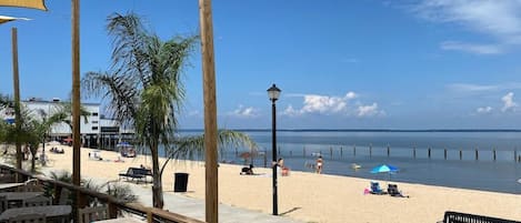 靠近海滩、白沙、海滩遮阳伞、沙滩毛巾