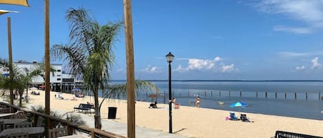 Vlak bij het strand, wit zand, parasols, strandlakens