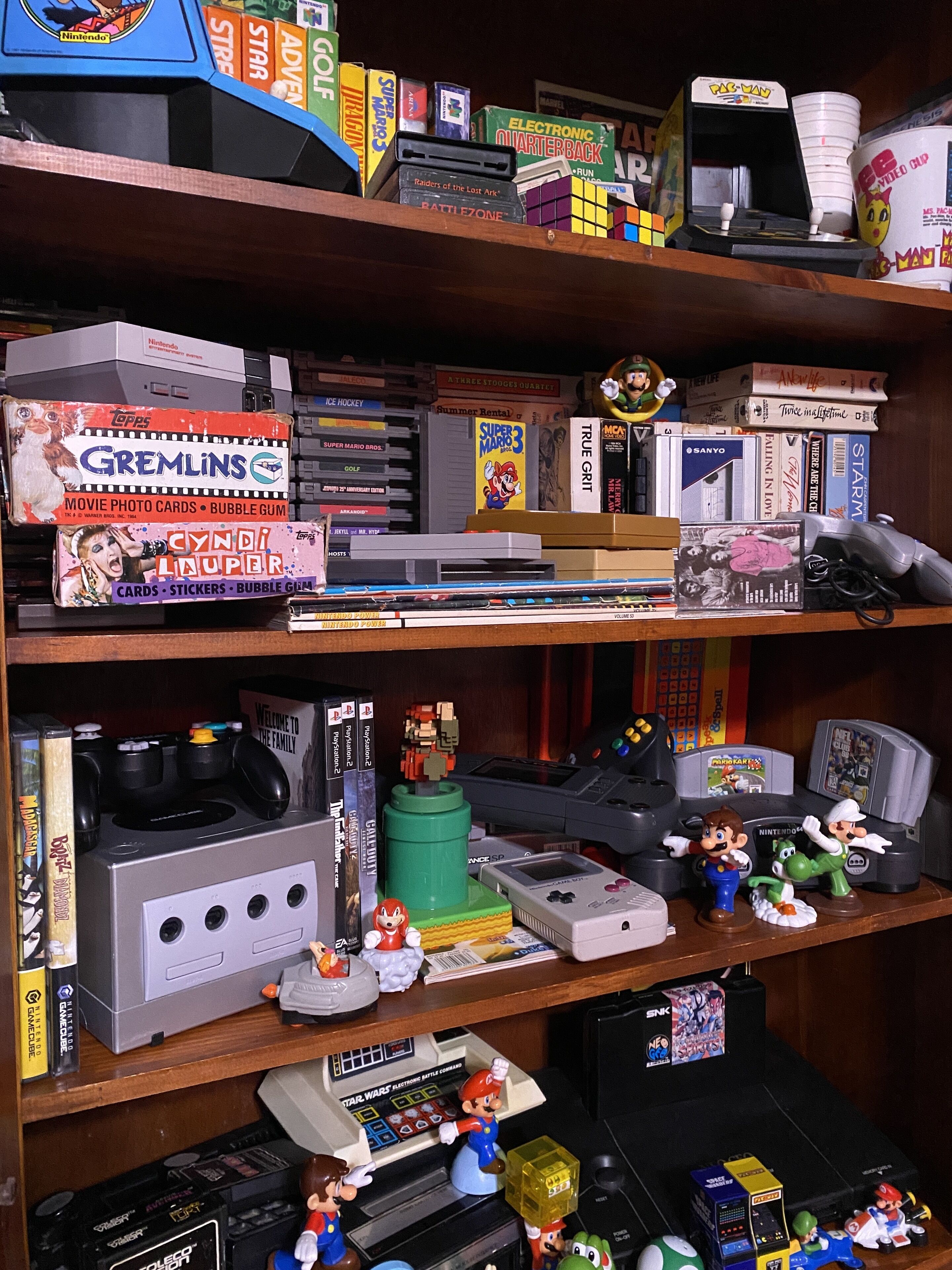 Ein Regal voll Videospiele, darunter Titel von Nintendo und Sega, sowie diverses Zubehör.