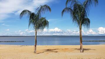 靠近海滩、白沙、海滩遮阳伞、沙滩毛巾