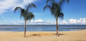 ใกล้ชายหาด, ทรายสีขาว, ร่มชายหาด, ผ้าเช็ดตัวชายหาด
