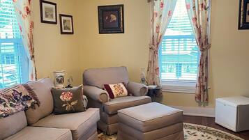 Presidential Suite, 1 Queen Bed, Resort View, Poolside | Individually decorated, individually furnished, iron/ironing board