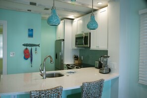 Fridge, microwave, oven, stovetop - Upscale end unit home @ Truman Annex close to Duval St (Key West)