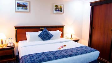 Habitación Deluxe, 1 cama King size | Caja de seguridad en la habitación, cortinas blackout y insonorización