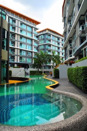 Hồ bơi ngoài trời, mở cửa từ 7:00 đến 21:00, ghế dài tắm nắng 