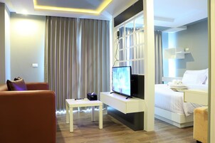 Estudio Deluxe | Ropa de cama de alta calidad, cortinas opacas, sistema de insonorización