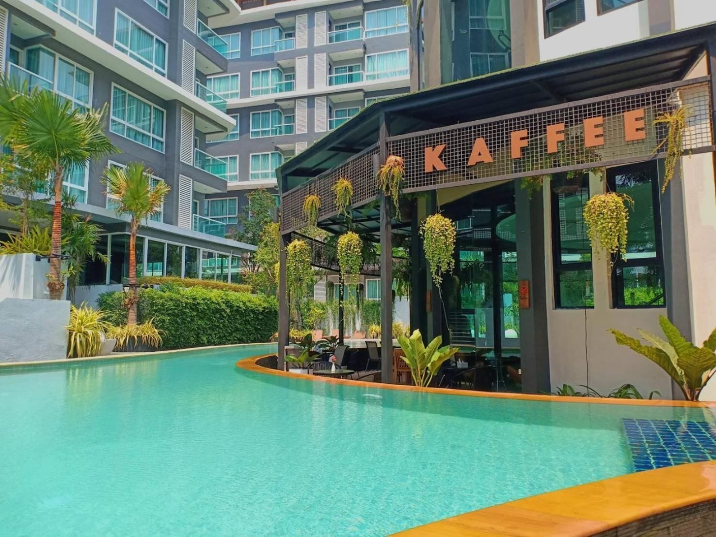 Piscina externa, funciona das 7h às 21h, espreguiçadeiras