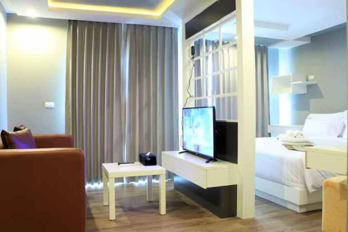 1 bedroom, premium bedding, blackout drapes, soundproofing