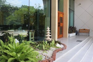 供应早餐、午餐和晚餐，本地与国际菜