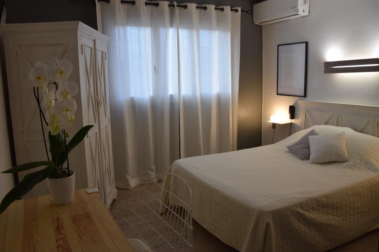 memory-foam beds, desk, free wifi, bed sheets