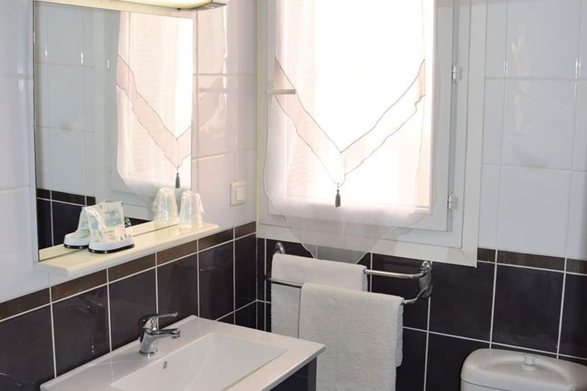 economy double room, 1 bedroom, ground floor | bathroom | shower, rainfall showerhead, towels