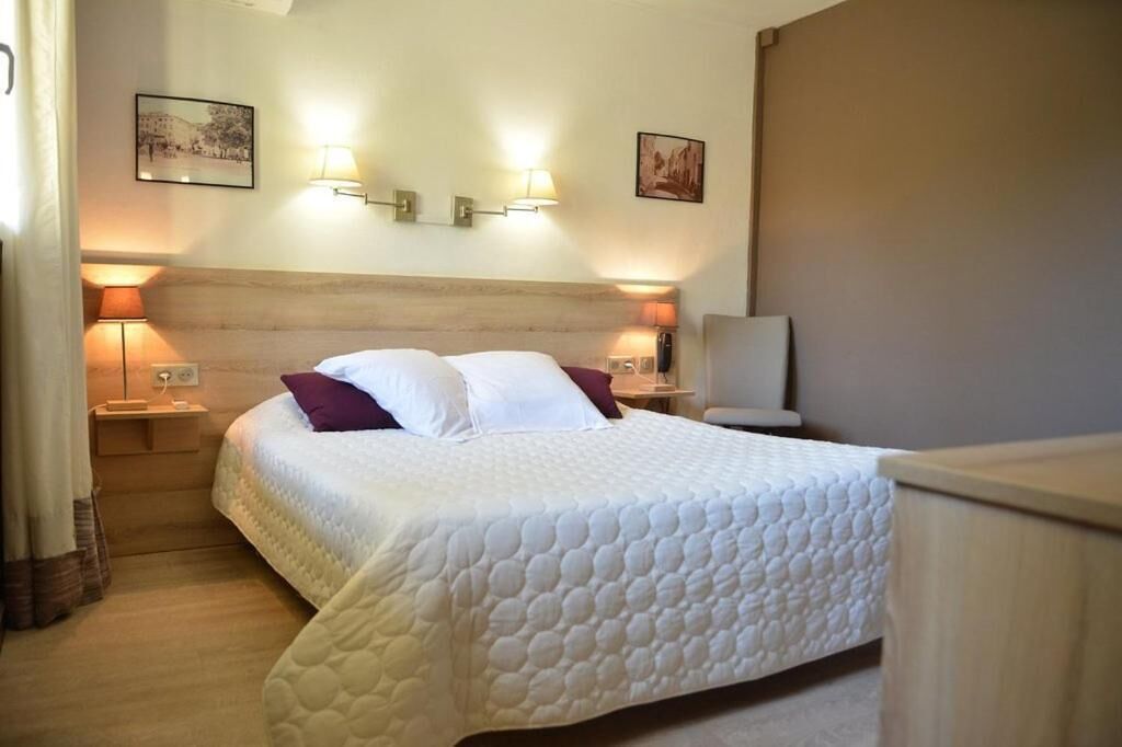 memory-foam beds, desk, free wifi, bed sheets