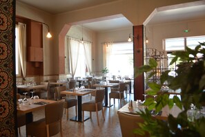 Daily continental breakfast (EUR 8 per person) - Hôtel Le Grillon (L'Île-Rousse)