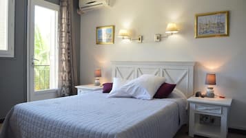 低反発ベッド、デスク、WiFi (無料)、ベッドシーツ