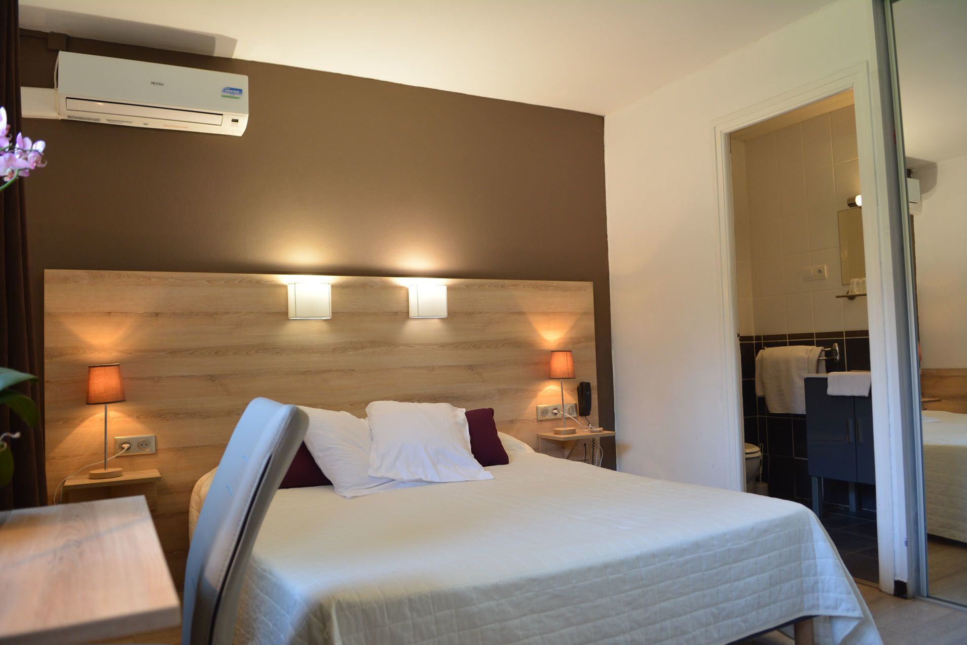 economy double room, 1 bedroom, ground floor | memory-foam beds, desk, free wifi, bed sheets