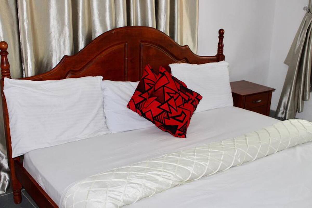Apartment, 2 Bedrooms | Desk, laptop workspace, WiFi (free), bed sheets