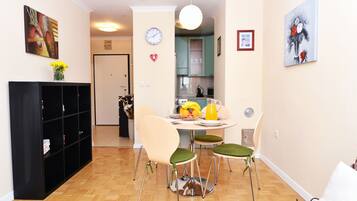 Apartment, City View | In-room dining