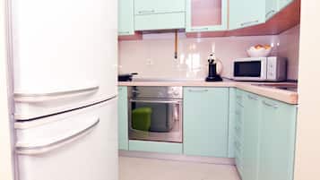 Apartment, City View | Private kitchen | Fridge, microwave, oven, stovetop