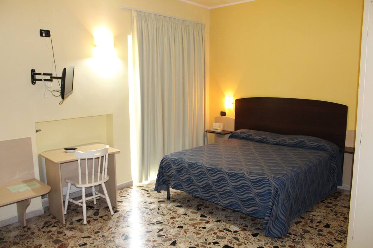 Habitación triple | Escritorio, cunas gratuitas, wifi gratis y ropa de cama