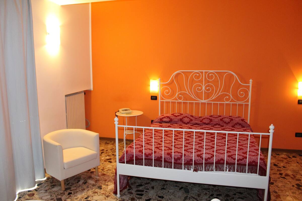 Habitación doble | Escritorio, cunas gratuitas, wifi gratis y ropa de cama