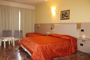 Habitación doble Deluxe | Escritorio, cunas gratuitas, wifi gratis y ropa de cama 