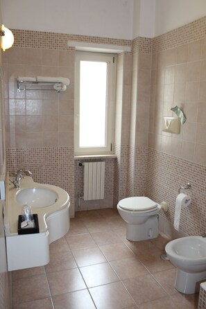 Habitación individual | Baño | Regadera, secadora de cabello, bidet, toallas 