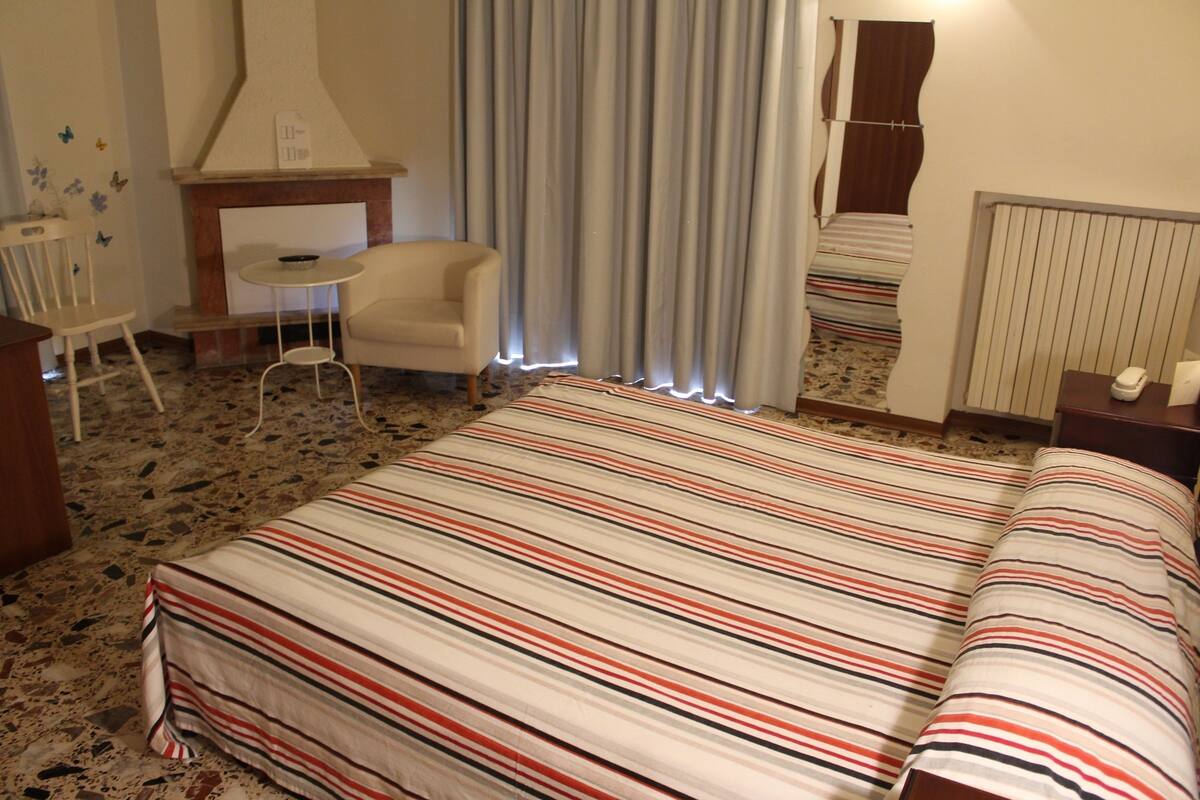 Habitación doble Confort de uso individual, balcón | Escritorio, cunas gratuitas, wifi gratis y ropa de cama