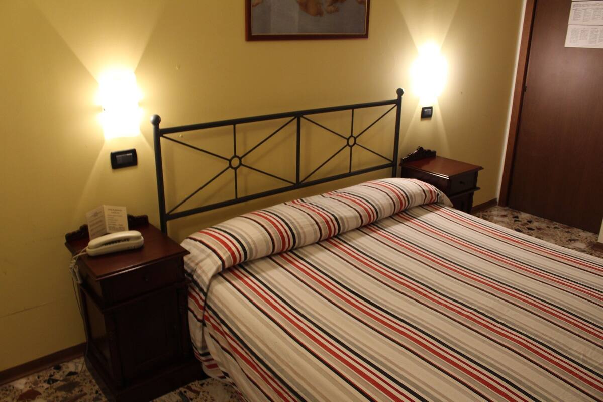 Habitación individual | Escritorio, cunas gratuitas, wifi gratis y ropa de cama