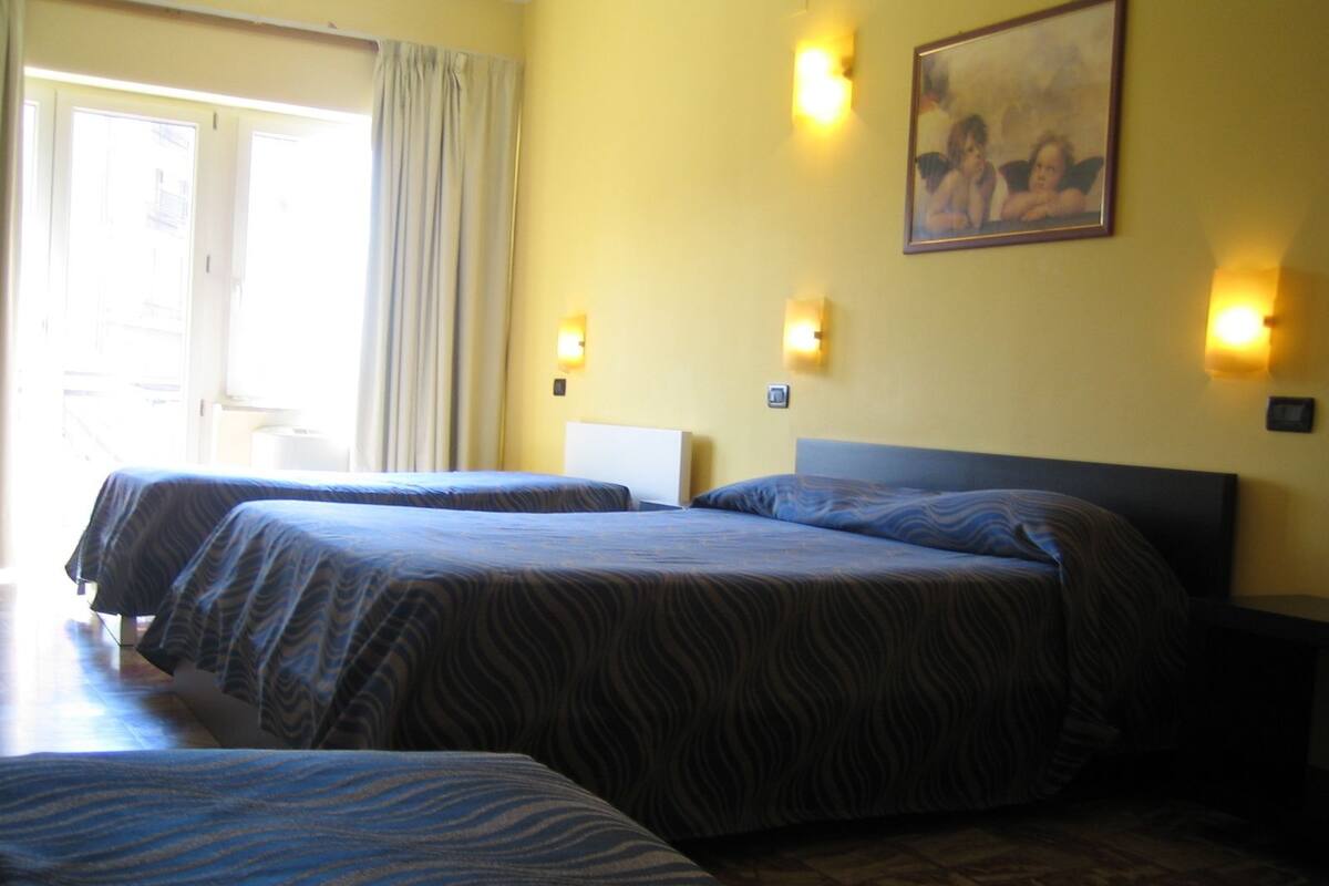 Habitación cuádruple | Escritorio, cunas gratuitas, wifi gratis y ropa de cama