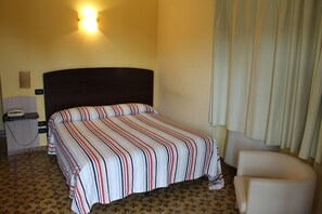 Habitación doble Confort de uso individual, balcón | Escritorio, cunas gratuitas, wifi gratis y ropa de cama 